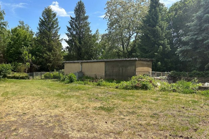 Großflächiger Stellplatz am Stadtrand