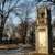 Alternativtext für sehbehinderte Personen:

Einfriedeter Friedhof auf einer leicht schneebedeckten Fläche. Im Vordergrund steht ein einzelnes, altmodisches Grabmal aus Stein mit ornamentalen Details undURSSchrifttafel, umgeben von alten Bäumen ohne Blätter und anderen Gräbern einheitlich lindgräulich und historisch gestaltet.