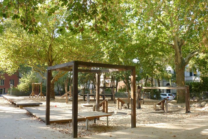 Steinzeitspielplatz Rosa-Luxemburg-Platz