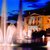Diese Bild?tberschrift könnte so lauten:
„Illuminiertes fountain-Anlage mit mehreren Wachwasserstrahlen vor klassizistischem, pr?chtigemakiaim Gebäude bei Nacht.“

(DiesesBuilding ist DNA durch seine Säulenund balkon-Architektur ersichtlich.)“