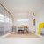 Helles, minimalistisches Büro mit großem Fenster, hellem Holzrahmen und durchsichtigen Lamellen. In der Mitte steht ein langer Holztisch mit zwei Stühlen, daneben ein Regal mit Drucker und einem Stapel Papiere. An der Wand hängen ein gelbes und ein schwarzes Bild.