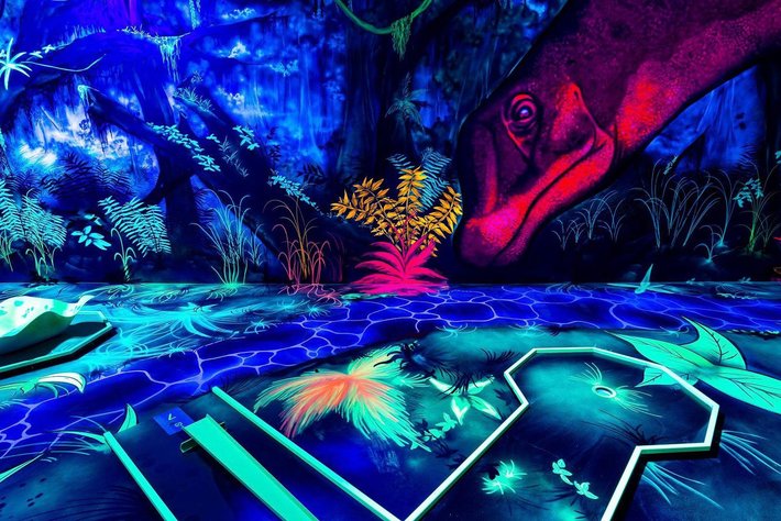 5 Welten 3D Blacklight Minigolf