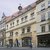 Altes, gelbes Gebäude mit der Aufschrift „Pension am Altmarkt“ und darunter „Antiquitäten“. Im Erdgeschoss sind Schaufenster mit alten Gegenständen zu sehen, davor Gehweg mit Fußgängern.