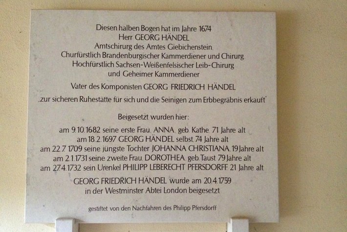 Gedenktafel aus dem Jahr 1674 für Georg Friedrich Händel, Vater des Komponisten, mit Lebensdaten seiner Familie: Beisetzung von Anna, Georg Handel, Tochter Johanna Christiana, zweite Frau Dorothea und Enkel Philipp Leberecht Pfersdorff.