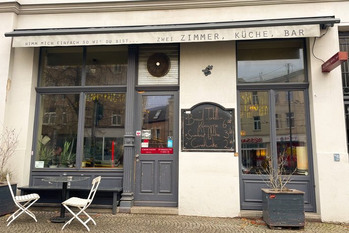 Zwei Zimmer Küche Bar